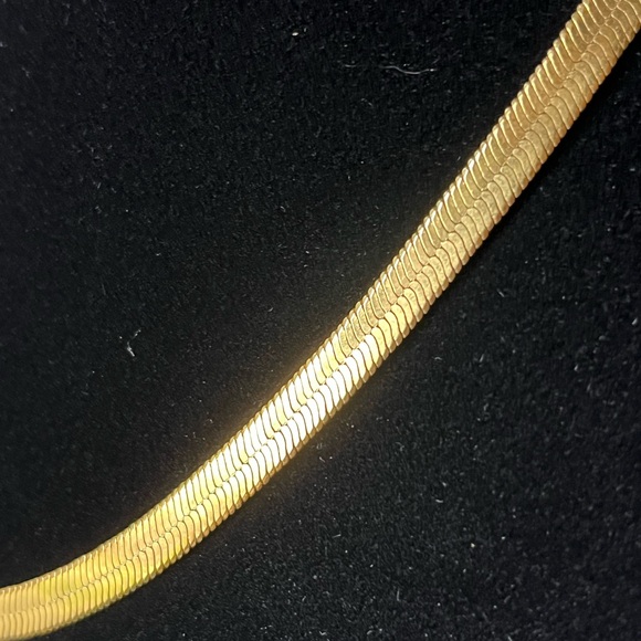 18” Gold Plated Herring Bone Necklace ✨ - Picture 2 of 9